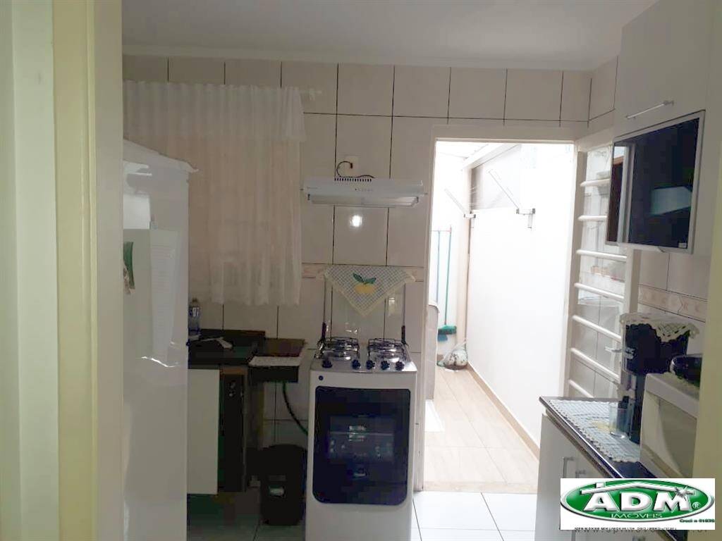 Casa à venda com 2 quartos, 70m² - Foto 4