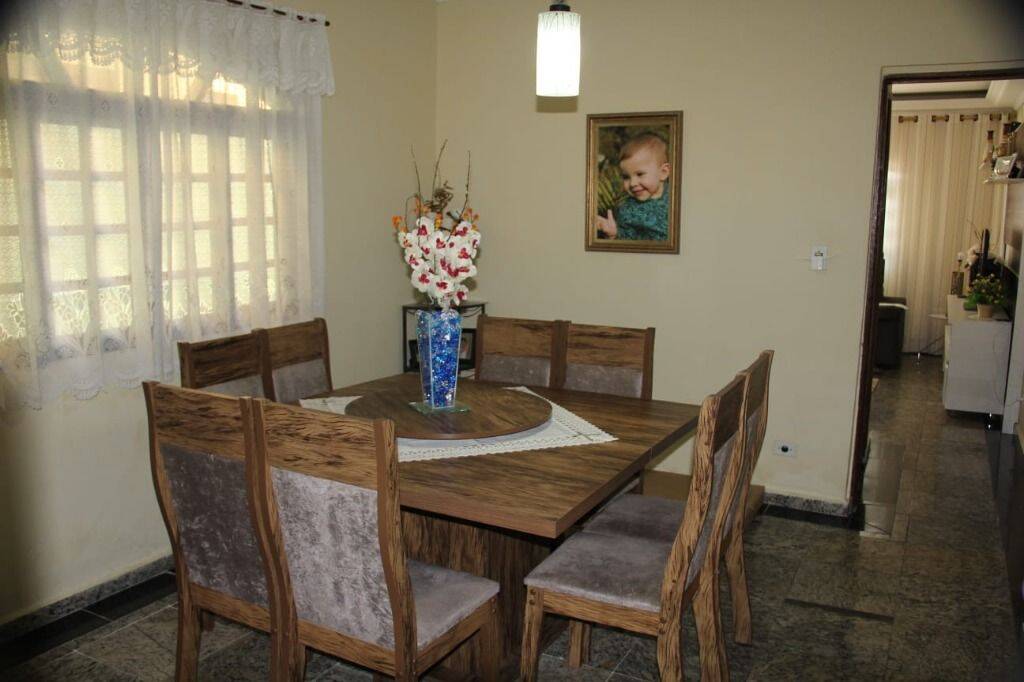 Casa à venda com 3 quartos, 240m² - Foto 4