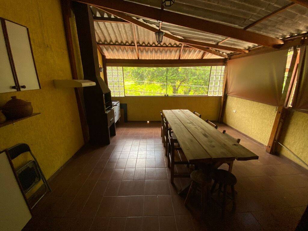 Casa à venda com 4 quartos, 108m² - Foto 1