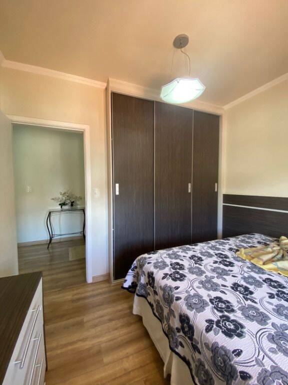 Casa à venda com 3 quartos, 196m² - Foto 1